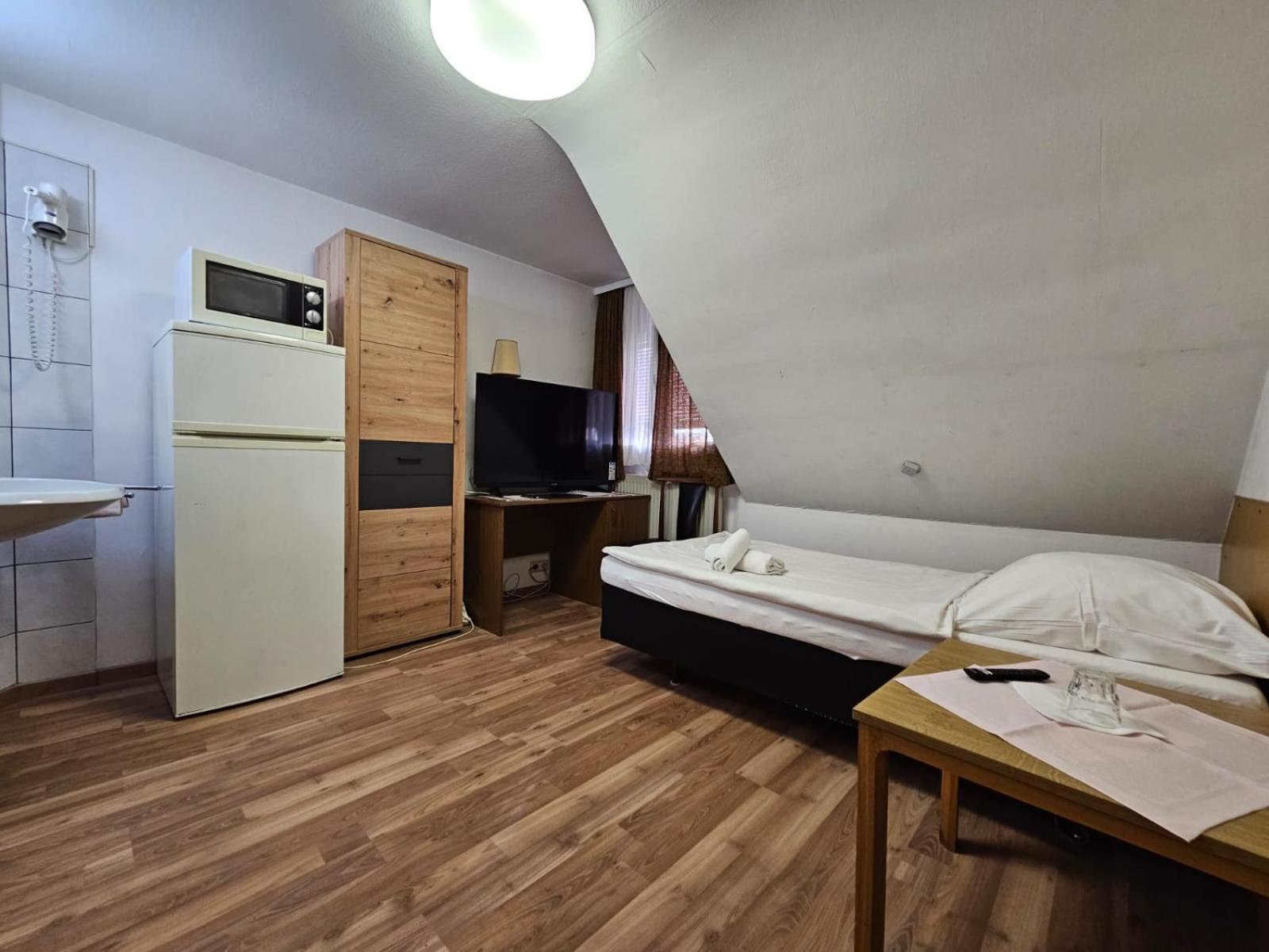 Hotel Haus Isenburg Neu-Isenburg Dış mekan fotoğraf